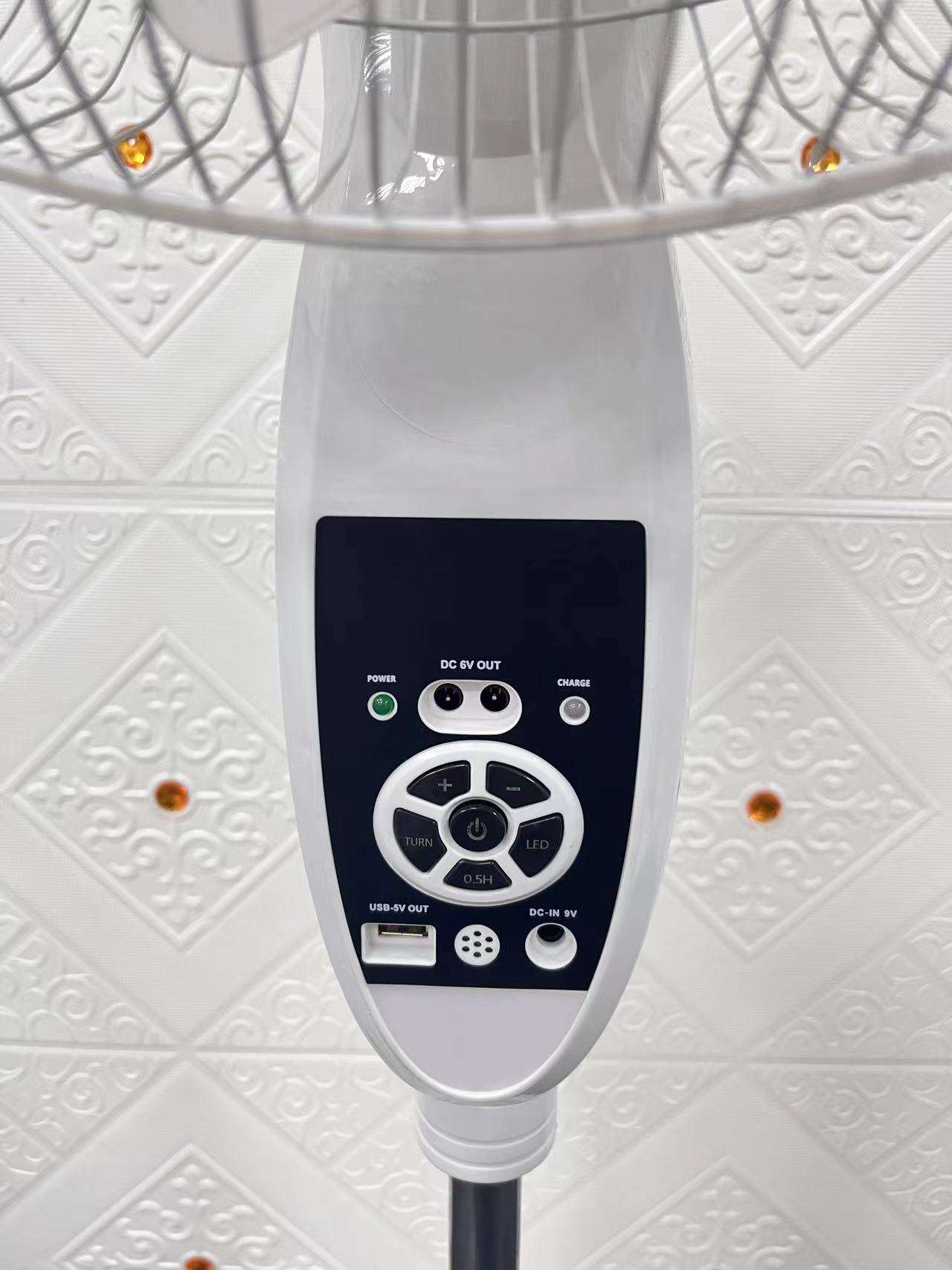 Ventilateur multifonction équipée de Panneaux Solaires, Power Bank,2 Lampes économique, Lampe LED, Télécommande